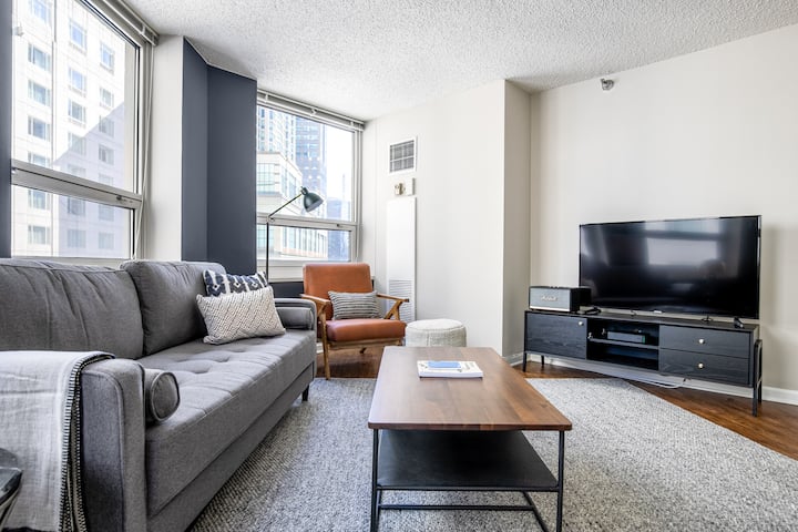 Lux River North 1br W/ Gym, W/d, Near Magnificent Mile, By Blueground - Chicago, IL