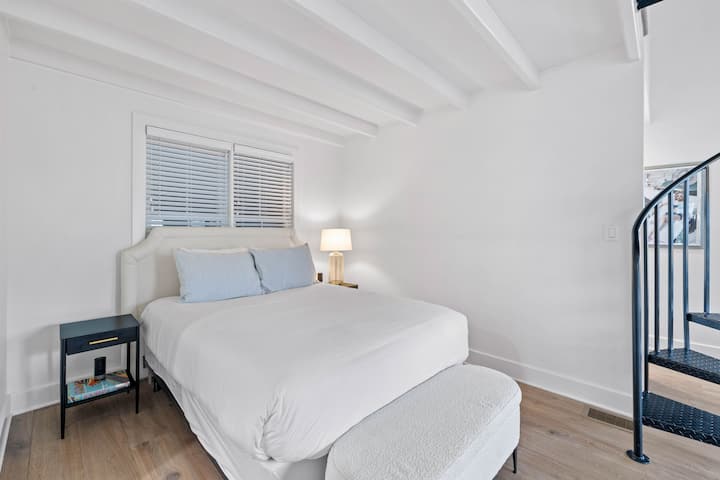 Vybavená manželskou posteľou veľkosti Queen