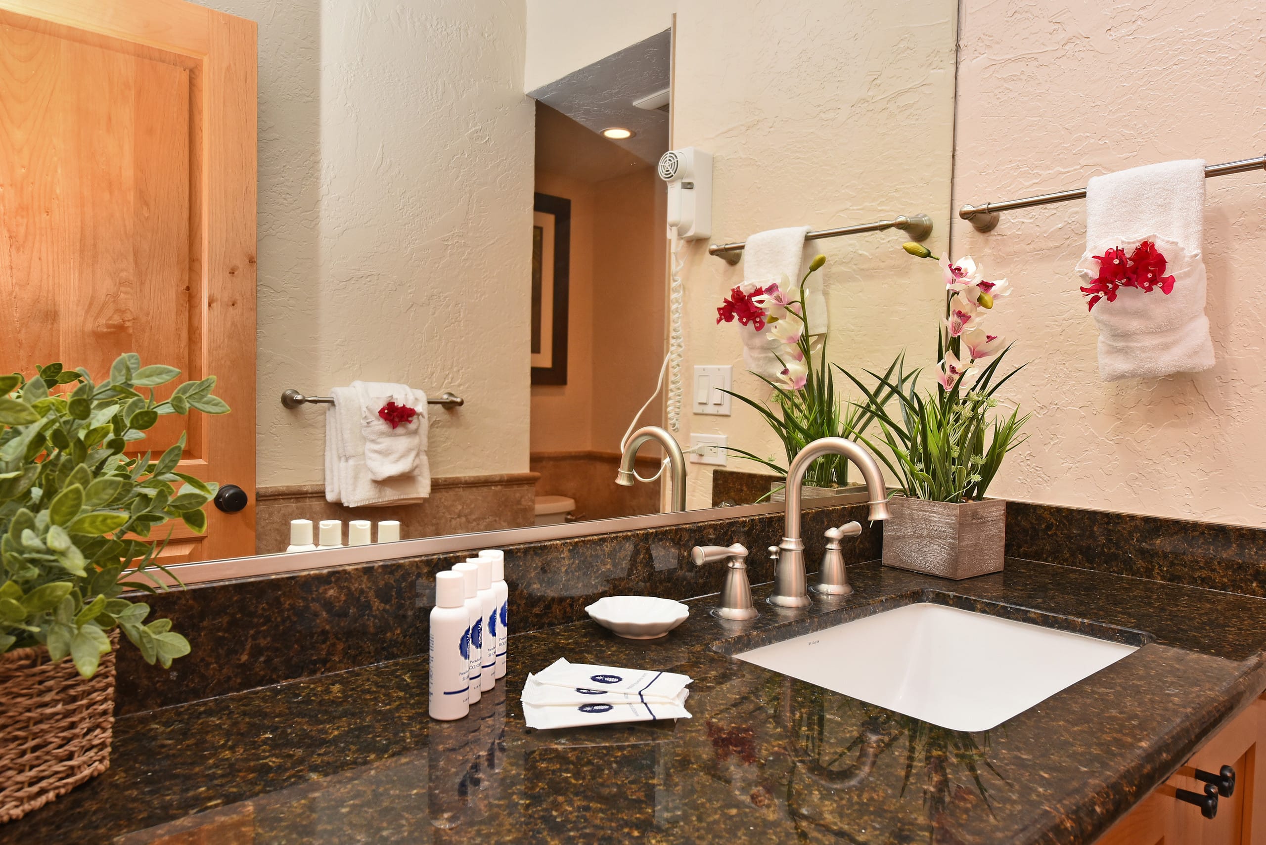 Condo in Lahaina · ★4.95 · 1 bedroom · 2 beds · 1 bath - Image 20