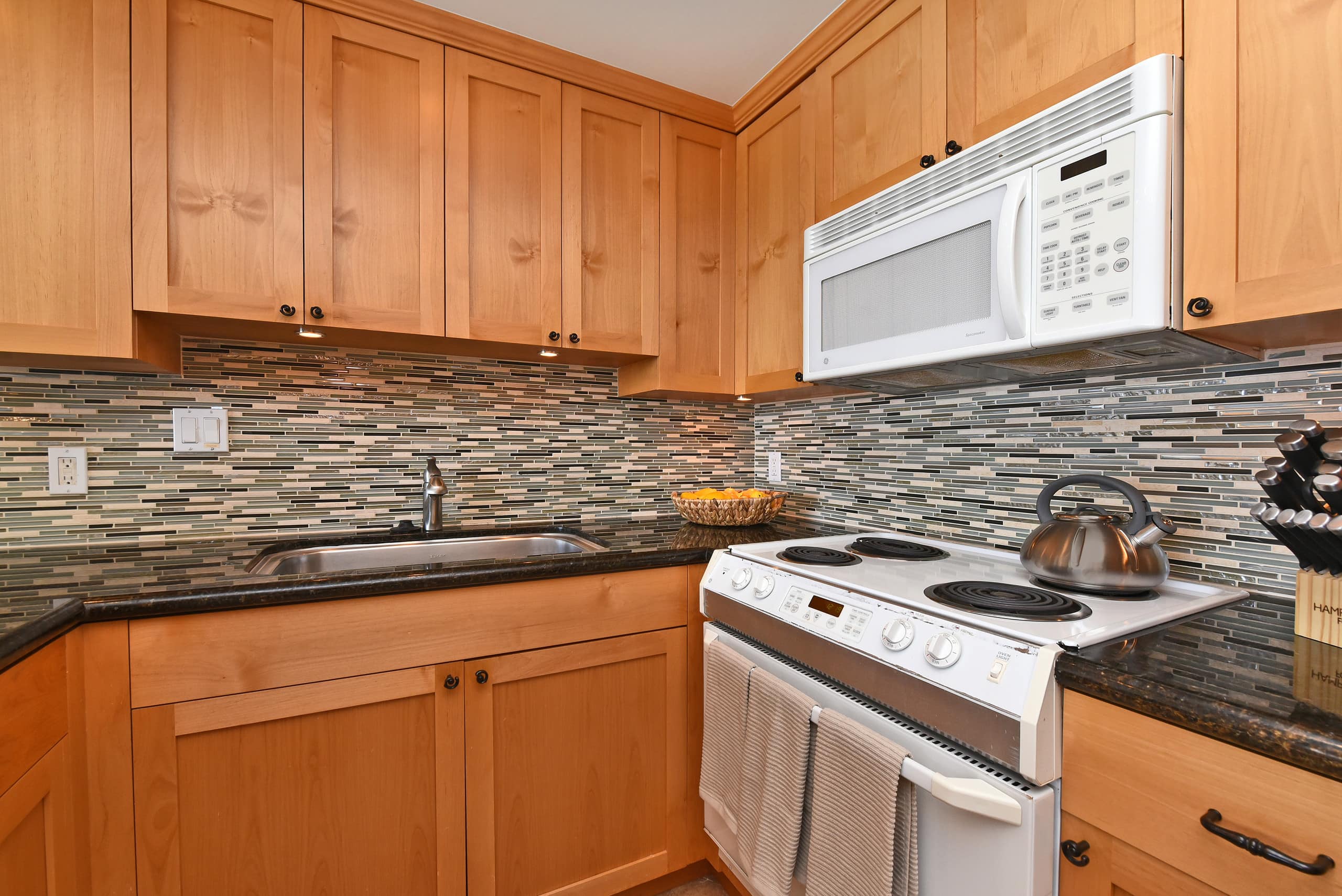 Condo in Lahaina · ★4.95 · 1 bedroom · 2 beds · 1 bath - Image 11