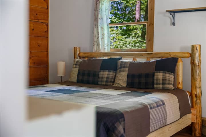 استمتع بنوم هانئ على سرير كينج مريح مع إطلالات هادئة على الغابة في الخارج.