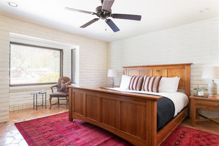 חדר שינה 3 כולל מיטת קינג סייז וחדר רחצה צמוד.