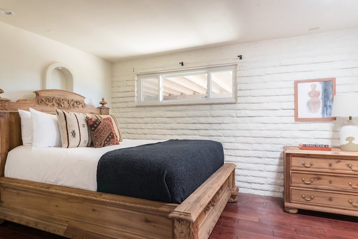 חדר שינה 4 כולל מיטת קווין סייז.