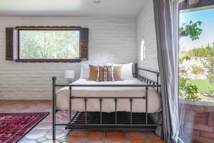 חדר שינה 5 כולל מיטת קווין סייז עם מיטה נפתחת.