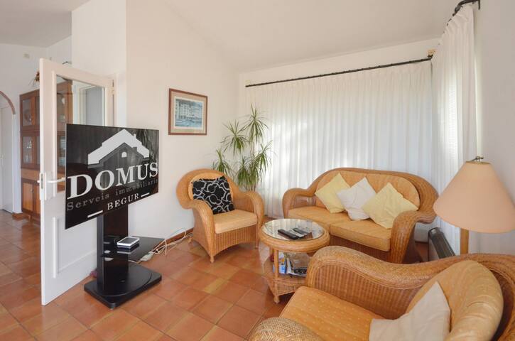 Holiday rental villa with swimming pool in Begur, gallery image 5