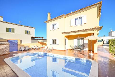 Vila Alcantarilha by MTPhomes