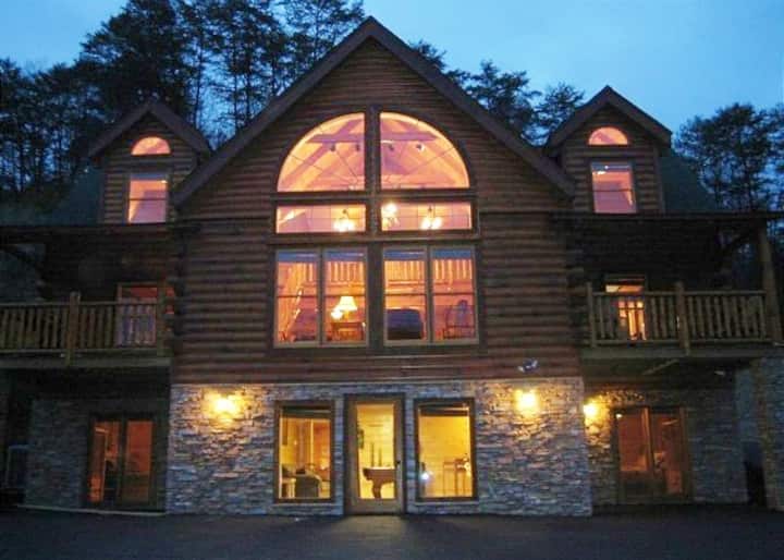5 Bedrooms - Across The Street From Dollywood! - Tennessee