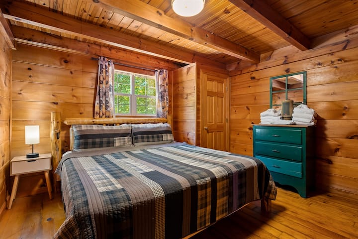 سرير كبير + دفء ريفي = ليالٍ مريحة بعد مغامرات جبلية.