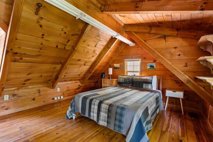 سرير مريح فوق كل شيء - سرير مريح بحجم كوين مع سحر خشبي.