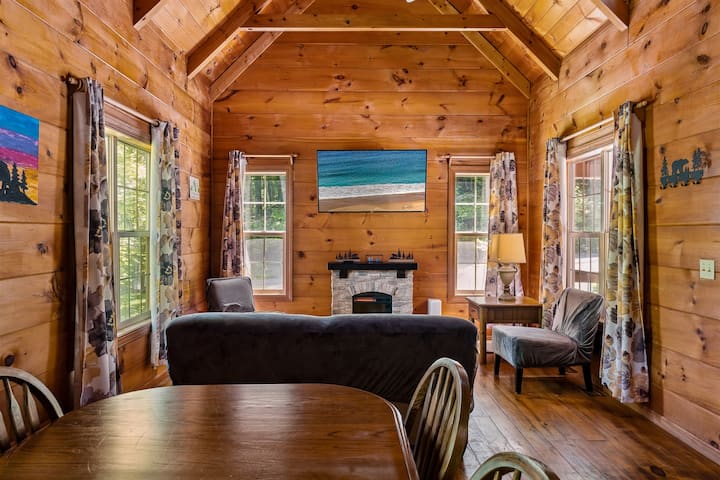 مقاعد مريحة + بث تلفزيوني بجوار النار - مثالية لسهرة مشاهدة الأفلام في الجبال.