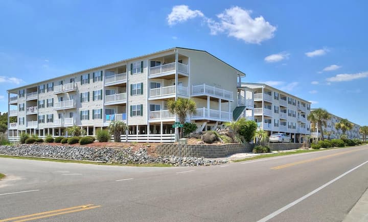 Ow 8102-jus' Beachy: Oceanview Condo In Oak Island - Oak Island, NC