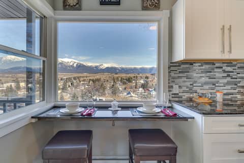 Eureka Getaway w/ Hot Tub & Mountain Views!