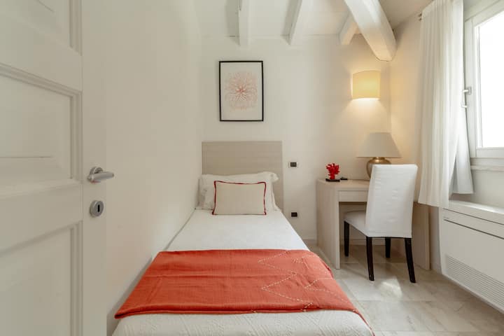 Habitación individual en el primer piso con baño