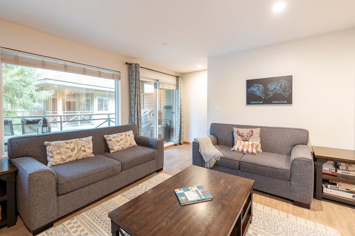 Fabulous Village Location With Private Hot Tub - Whistler