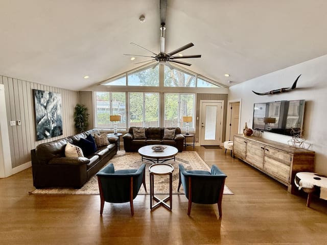 Spacious Home + Walk to SXSW – Kennedy!