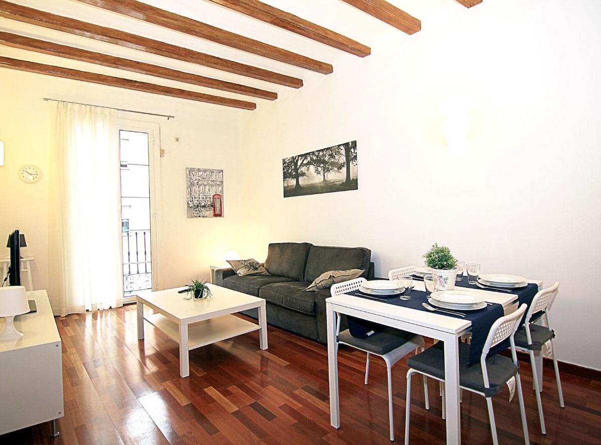 Airbnb con mejor rendimiento: MUN31 · MUN31 - Apt with private balcony Sagrada en El Camp De L'arpa Del Clot