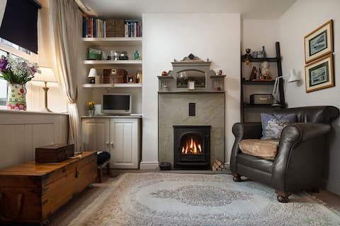 White O'Morn, quaint cottage in Conwy, North Wales