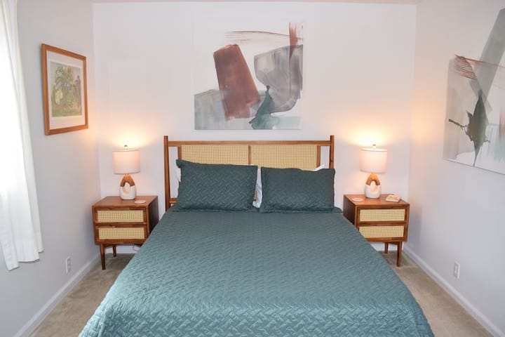 1st Floor Queen Bedroom
