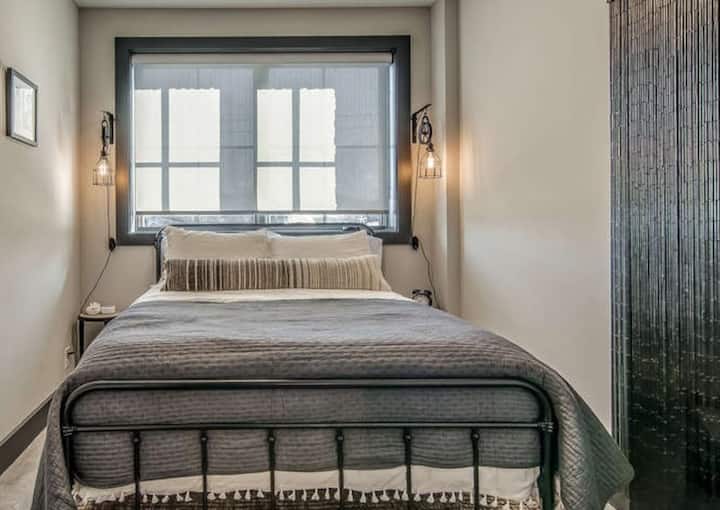 Suita e dytë dopio "queen" me krevat të madh dopio "queen", dyshek premium dhe shtroja luksoze