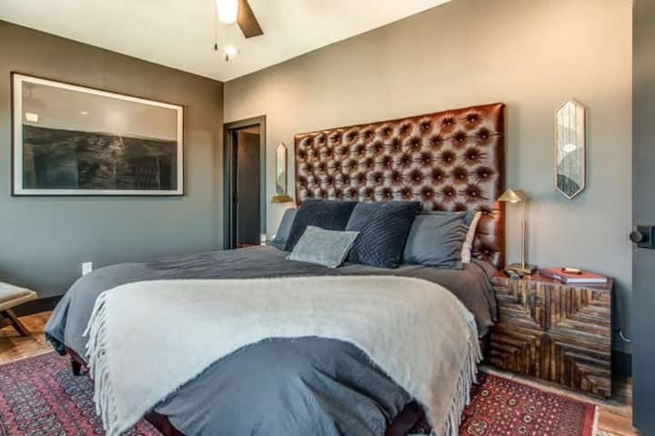 Suitë masive King me shtroja premium, SmartHDTV dhe banjë kryesore en suite