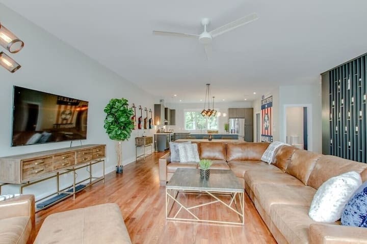 Johnny ~ Huge 4 BR ~ 4 BA ~ 2 mi to DT! gallery image 4