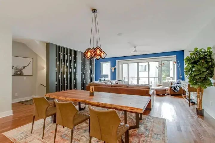 Johnny ~ Huge 4 BR ~ 4 BA ~ 2 mi to DT! gallery image 3