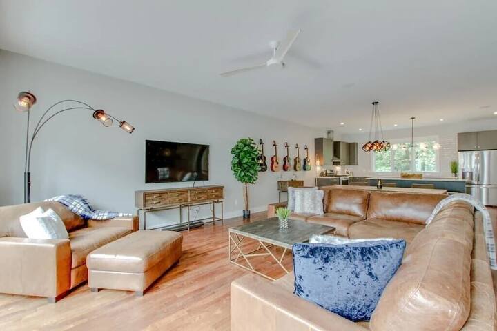 Johnny ~ Huge 4 BR ~ 4 BA ~ 2 mi to DT! gallery image 5