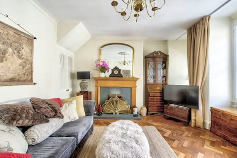Top performing Airbnb: 17th Century Riddle’s Court Retreat, Royal Mile in Old Town