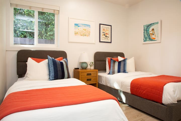 Guest Bedroom - two twin beds