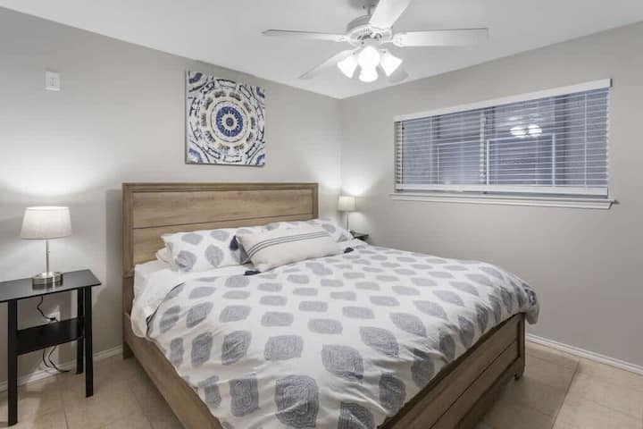 主套房设有一张加大双人床和全功能卫生间，配有淋浴间/浴缸公寓