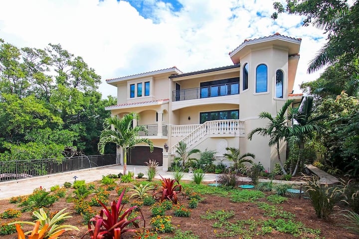 A Bayfront Luxury Escape 4br /3ba Pool & Dock - Captiva, FL