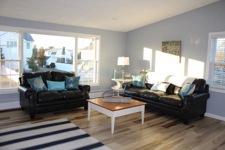 Scarborough Beach House, Sleeps 12 & AC! gallery image 5