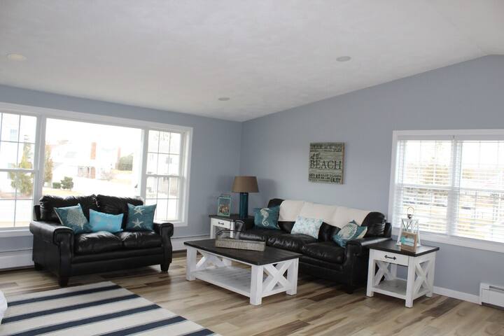 Scarborough Beach House, Sleeps 12 & AC! gallery image 4