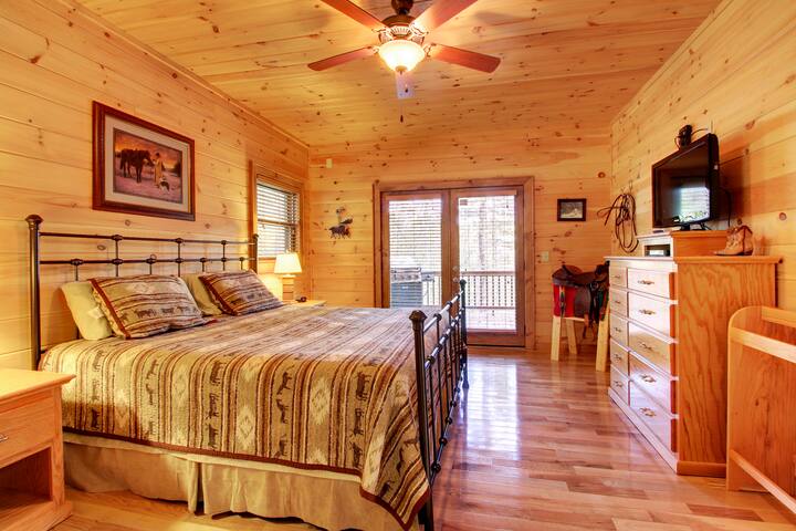 加大双人床位于主楼层的卧室，可通往室外露台