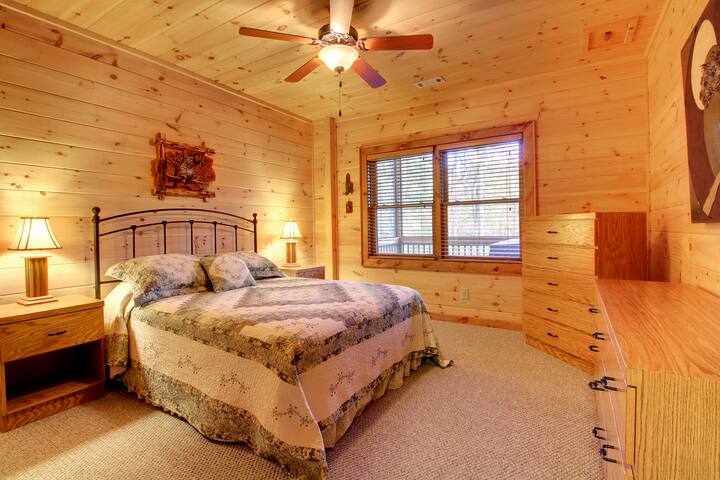 下层卧室设有一张带猫头鹰摩托车的标准双人床。毗邻家庭房。