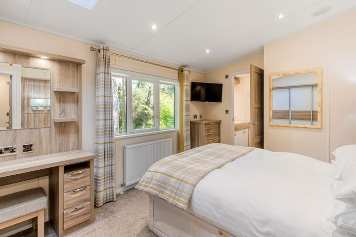 Garden Lodge - Bedroom 1 - double