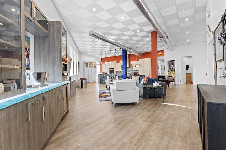 The All-Star! Deluxe Penthouse in Heart of Downtow