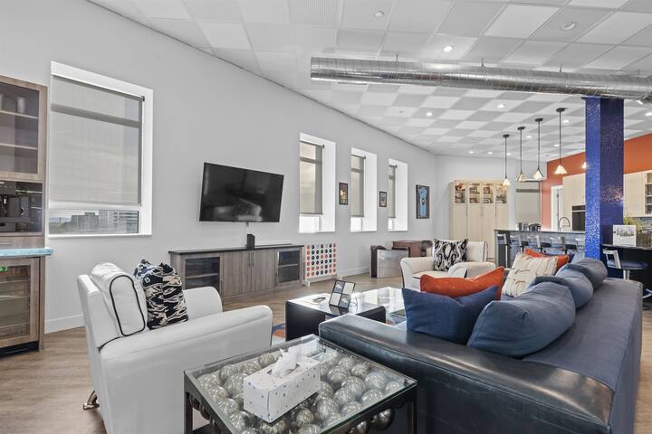 The All-Star! Deluxe Penthouse in Heart of Downtow gallery image 3