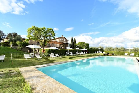 Valiano fortresses, verbena in Siena, pool use, ac