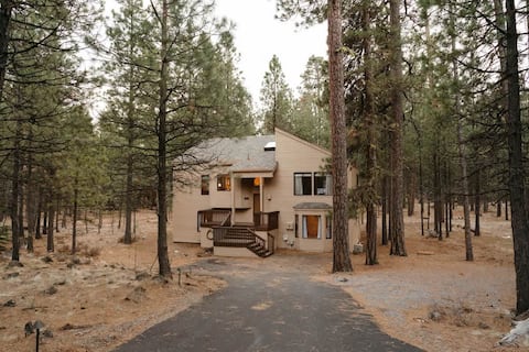 Large Black Butte Home With Private Hot Tub