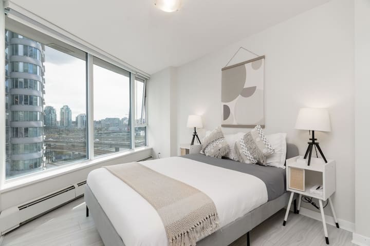 Mountain & WaterView/Pool/Gym/Sauna/Hottub/Sleep 8 gallery image 3