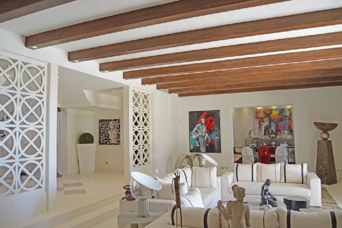 Sunny Elite Villa right on the Beach 4