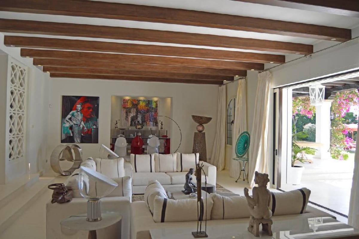 Sunny Elite Villa right on the Beach 2