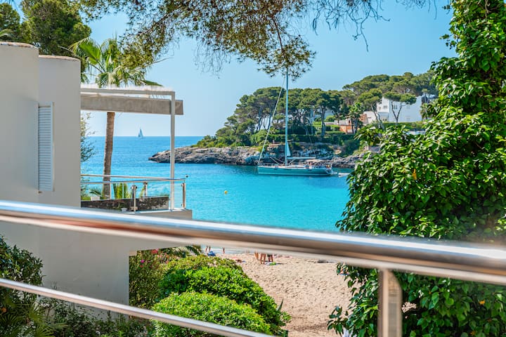 B23 Beachfront apartment with pool, AC, wifi