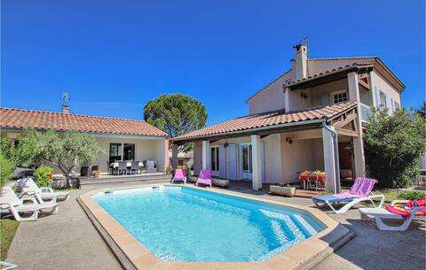 Nice home in Lussas