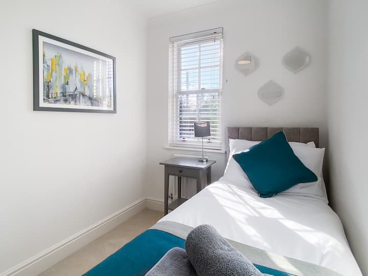 Chumba cha 3 cha kulala kina kitanda kimoja chenye starehe, kinachofaa kwa ajili ya kulala usiku wa kupumzika.