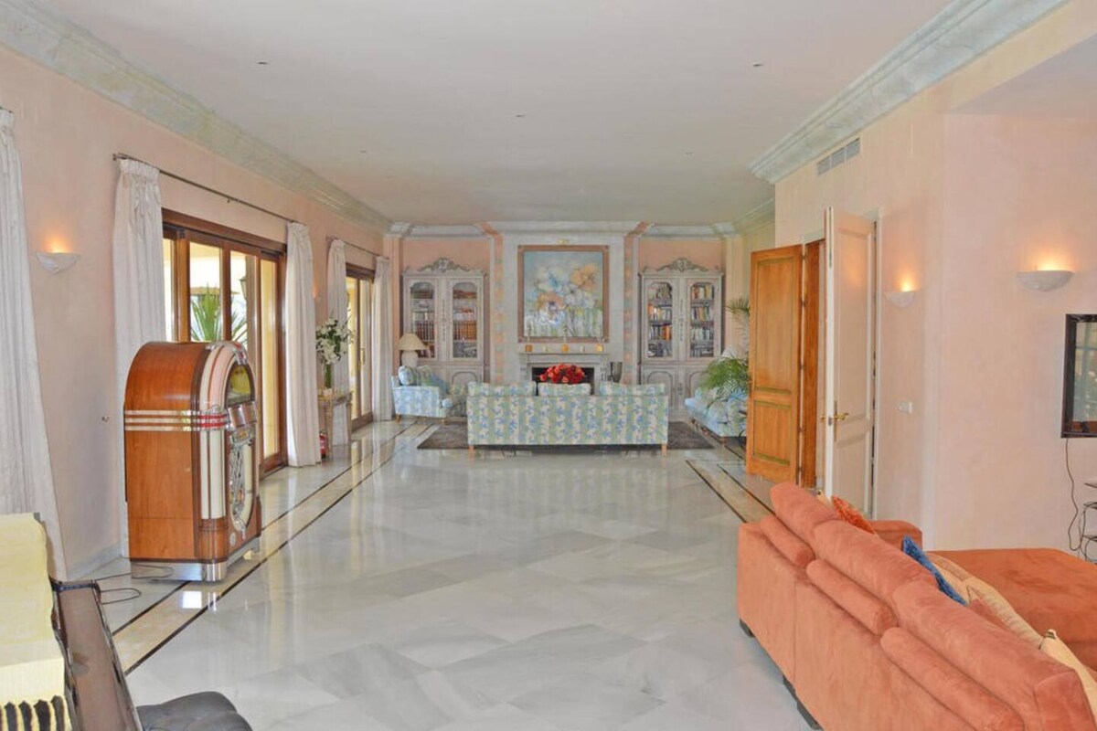 Seafront Villa in Guadalmina Baja 3