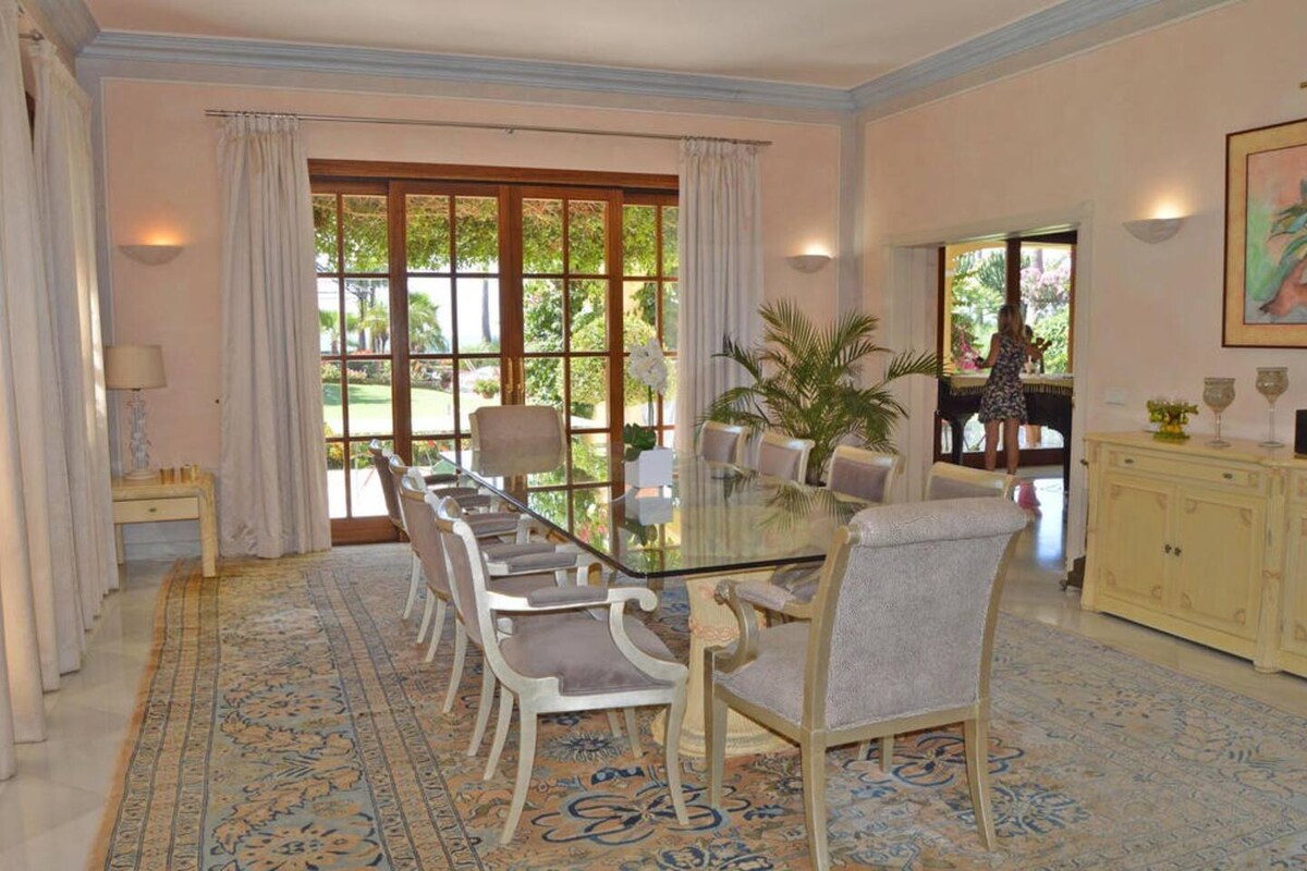 Seafront Villa in Guadalmina Baja 5