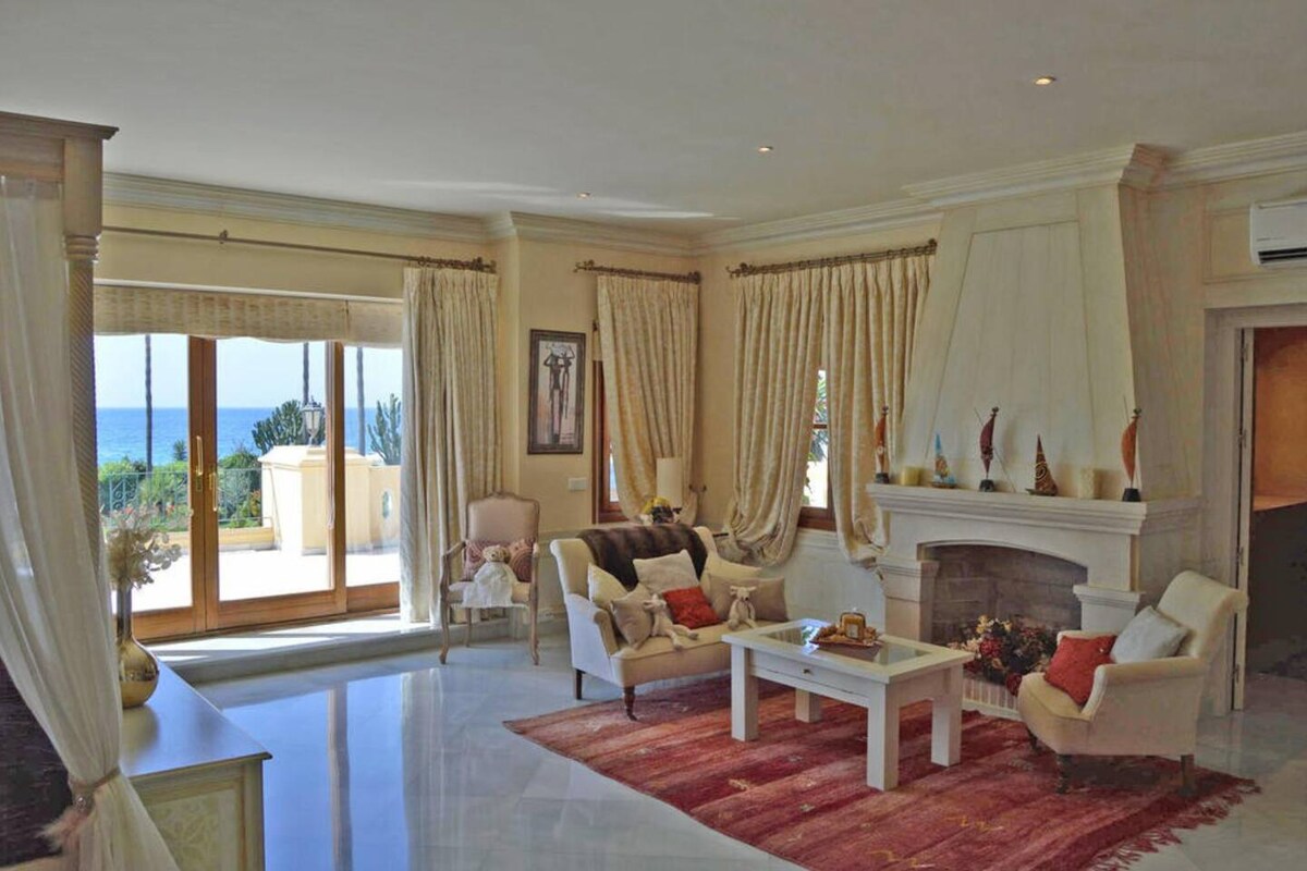 Seafront Villa in Guadalmina Baja 4