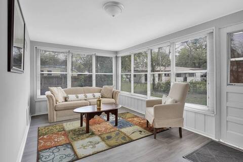 ~Bright Modern Home~King Bed~Sleeps 8 nr NAS Jax~